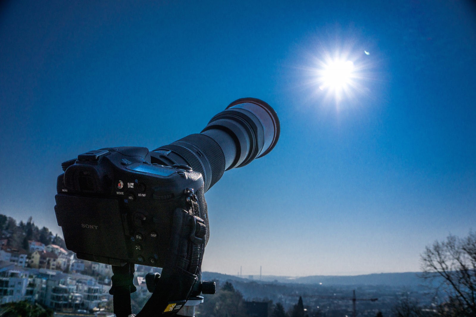 Anleitung: Sonnenfilter fürs Teleobjektiv selbst bauen – mit AstroSolar-Folie & Blumentopf 8 Kamera mit Sonnenfilter auf dem Stativ, auf die Sonne gerichtet