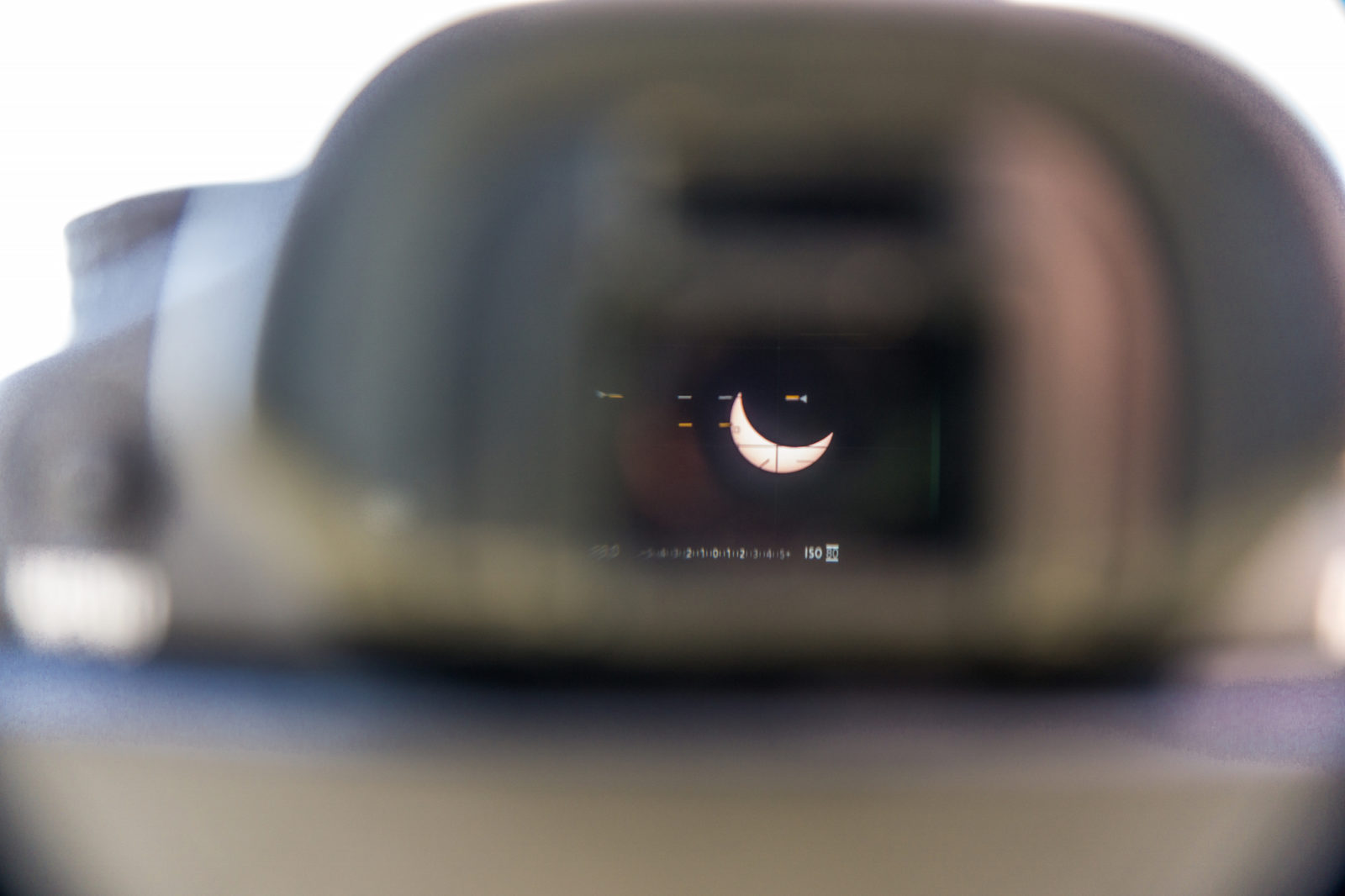 Anleitung: Sonnenfilter fürs Teleobjektiv selbst bauen – mit AstroSolar-Folie & Blumentopf 9 Blick durch den Kamerasucher auf die teilweise verdeckte Sonne