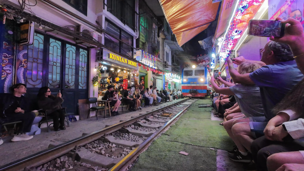 Welch ein Glück – wenn der Zug in Hanoi einfach auf dich zukommt 3 Image
