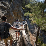 Wanderer auf schmalem Weg in der Samaria-Schlucht auf Kreta
